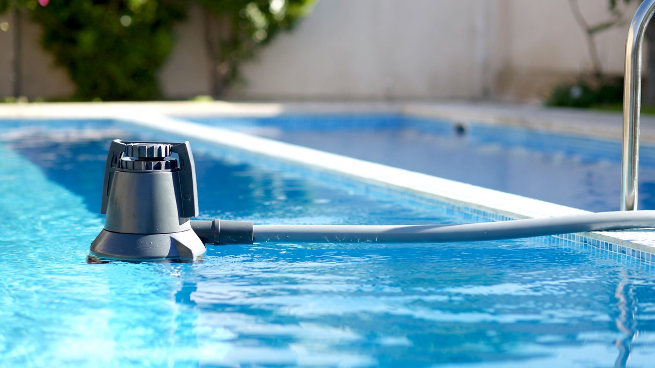Aspirateur de piscine : quel type choisir selon votre bassin et votre budget ?